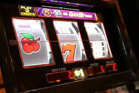 9w slot မြန်မာ ကစားသမား KBZPay ဖြင့် ငွေသွင်းနေသောမြင်ကွင်း